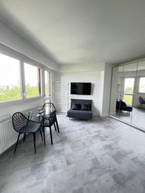 HOME in Paris with View, next to metro, direct to center 15 min
